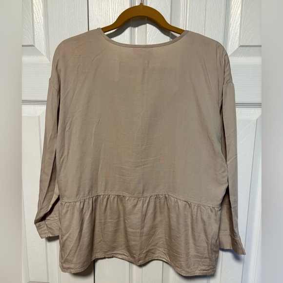NWOT Hester & Orchard Taupe Button-Pocket Peplum Top - Picture 2 of 3